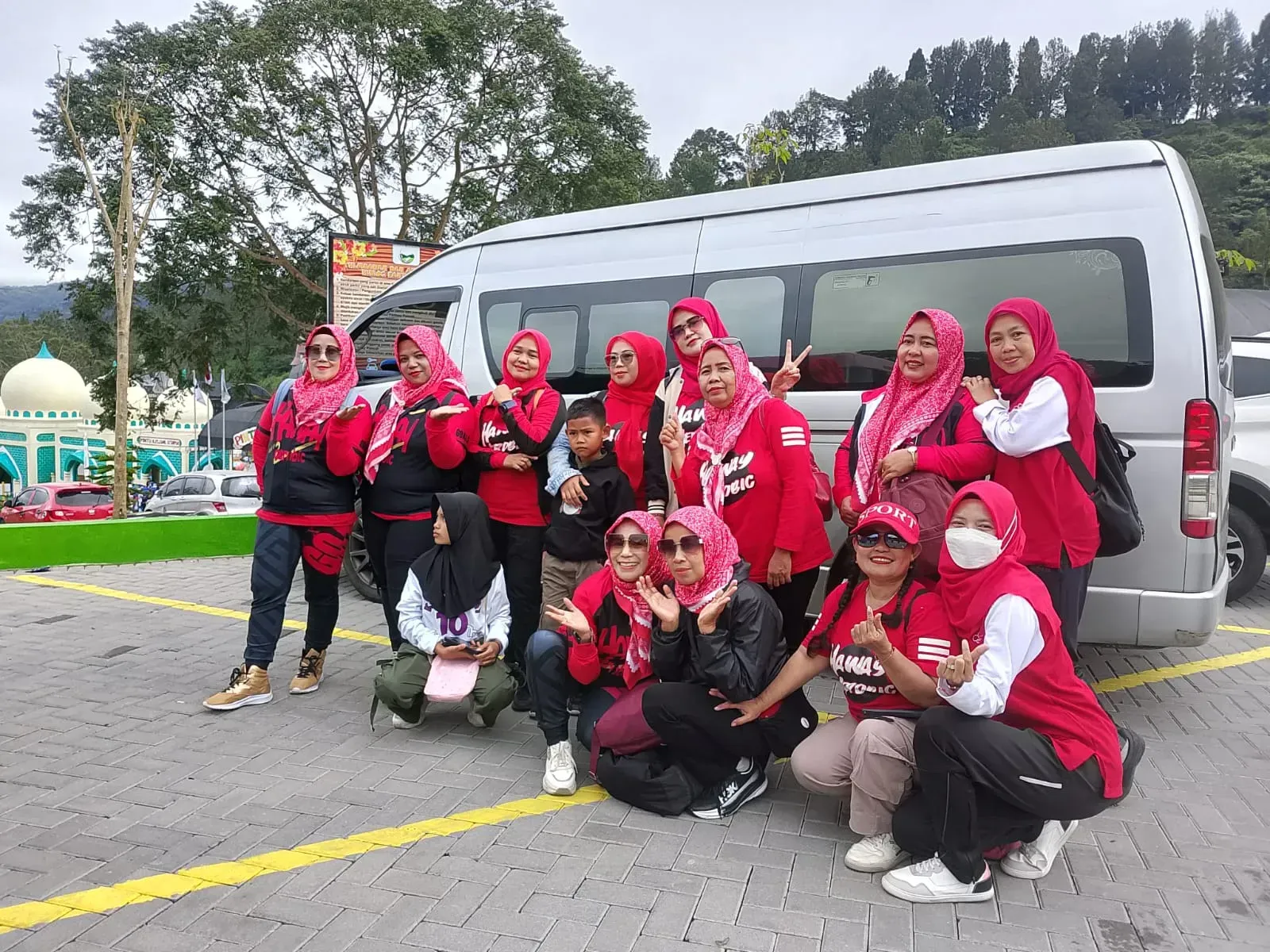 Kelompok ibu-ibu berwisata ke DeCastelo Subang bersama Al Fathan Travel