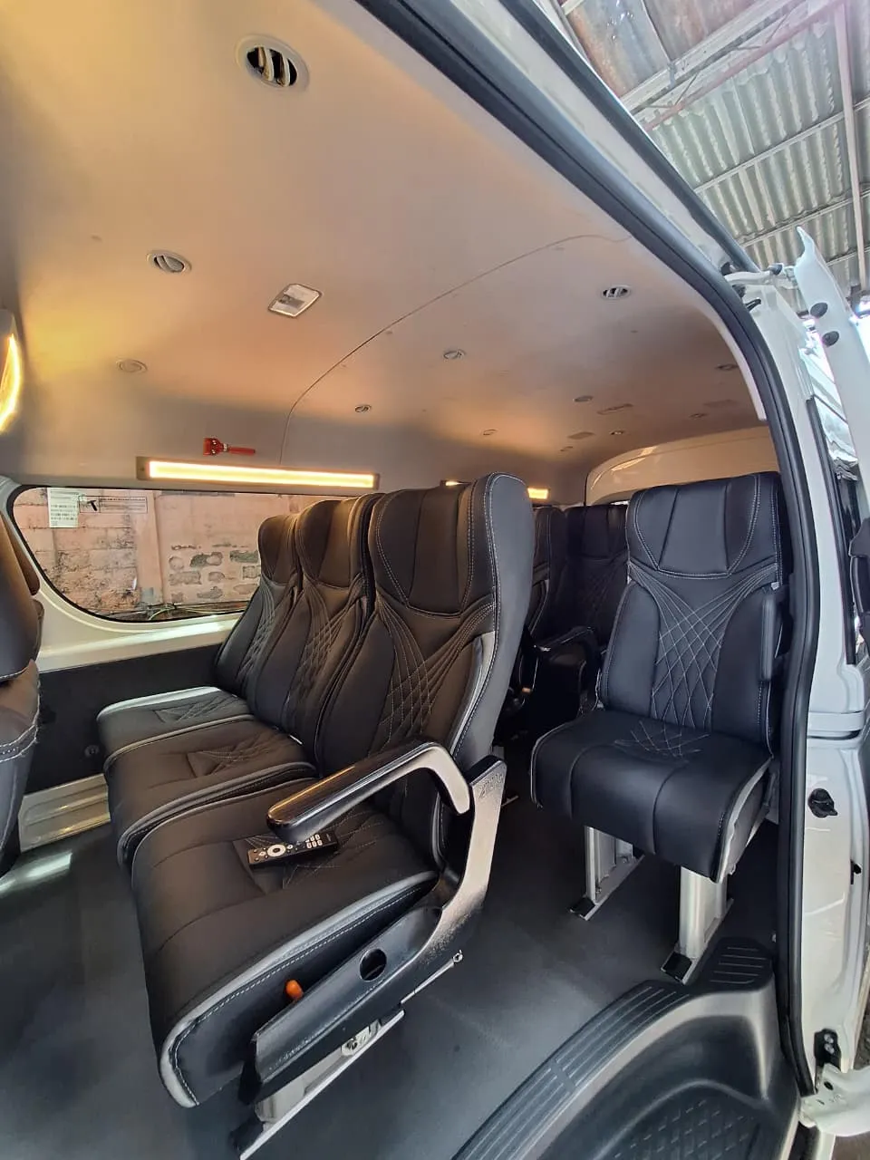 Interior Toyota Hiace Commuter dengan seat ergonomis dan kabin luas