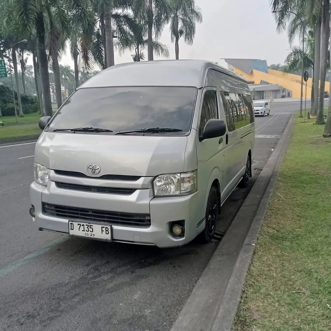 Tampilan depan Toyota Hiace Commuter Al Fathan Travel