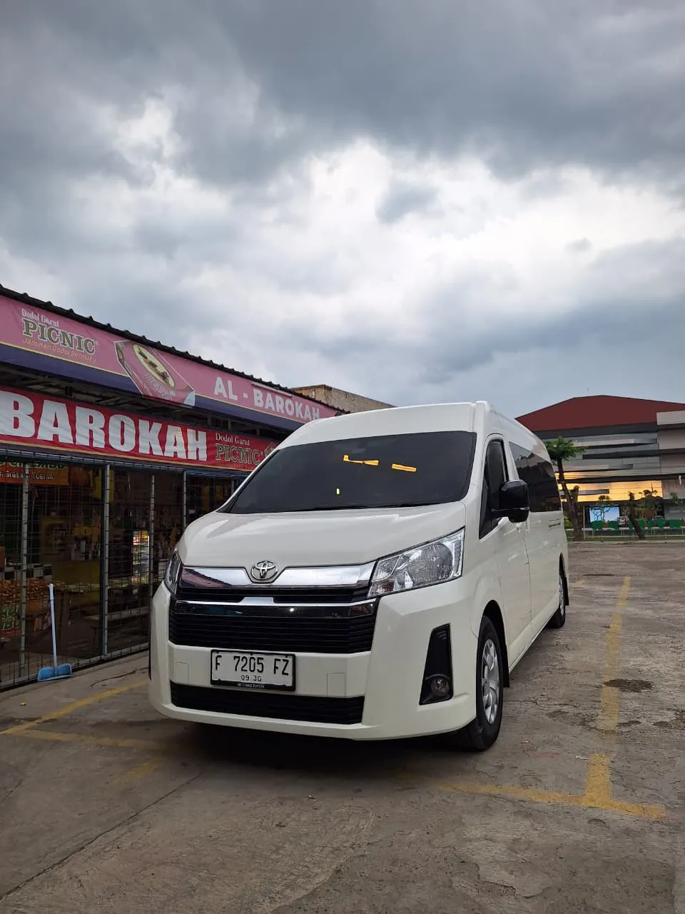 Toyota Hiace Premio Al Fathan Travel dengan tampilan eksterior premium