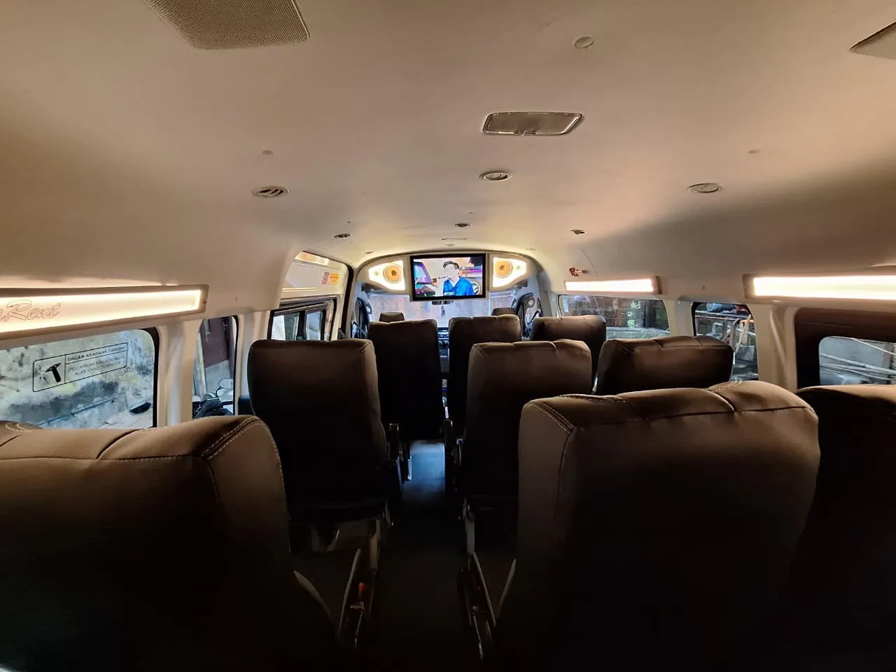Baris kursi Toyota Hiace Commuter yang bersih dan nyaman