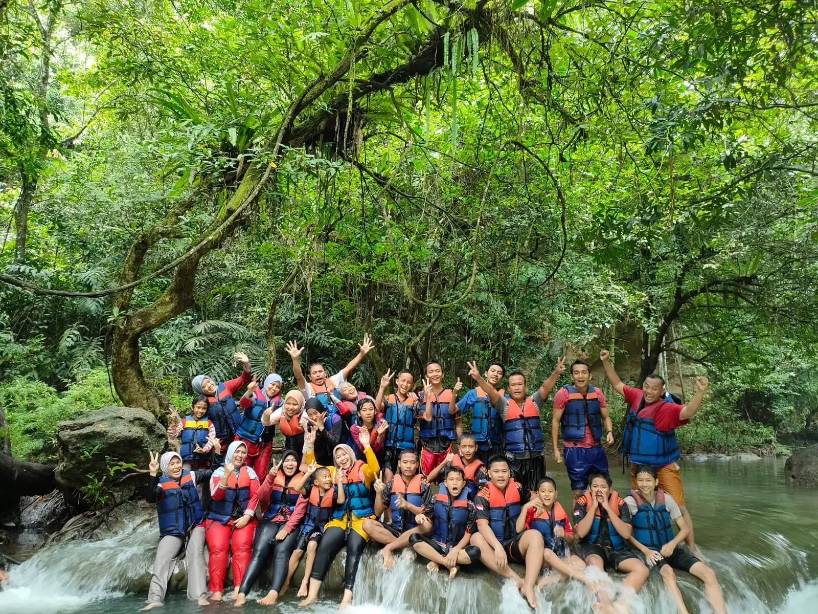 Rombongan peserta gathering Al Fathan Travel menikmati kegiatan di Citumang Pangandaran